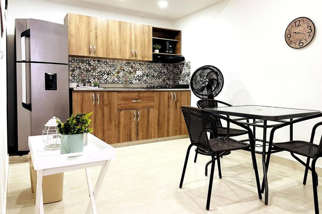Acogedor,luz Natural , Agua Caliente ,200 Mbps,central. Apartamento *
