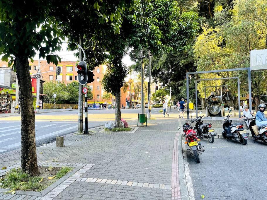 Acogedor,luz Natural , Agua Caliente ,200 Mbps,central. Apartamento Medellín