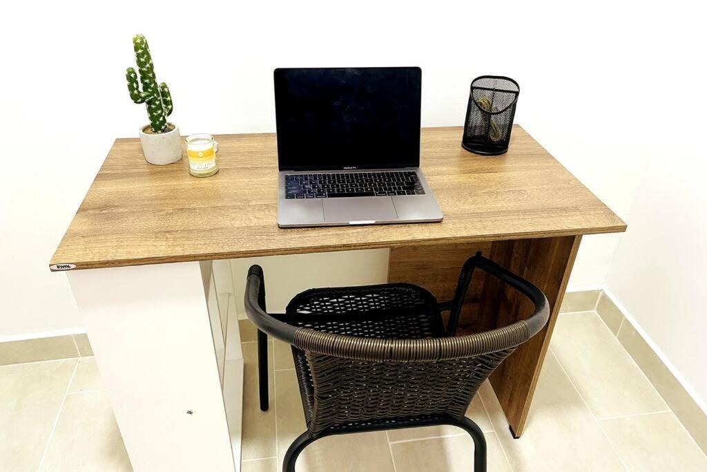 Acogedor,luz Natural , Agua Caliente ,200 Mbps,central. Apartamento *