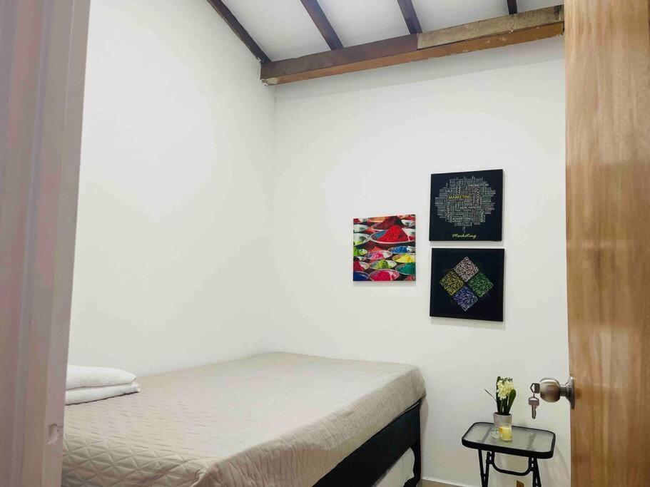 Apartamento Acogedor,luz Natural , Agua Caliente ,200 Mbps,central. Medellín