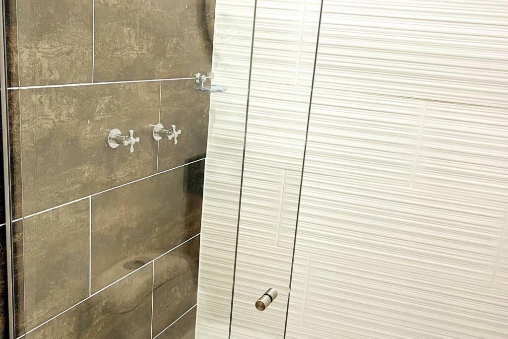 Apartamento Acogedor,luz Natural , Agua Caliente ,200 Mbps,central.