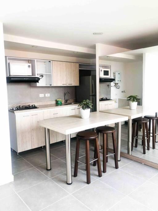 Grandioso Apartamento Cerca Al Lleras Y Tesoro Apartamento
