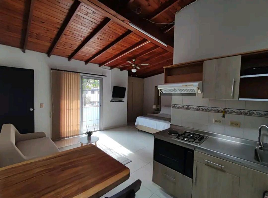Loft A Media Cuadra De La Estacion Floresta Medellín