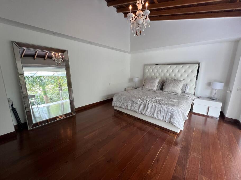 4 Bedrooms Mansion In Poblado 10 Minutes To Provenza Сasa de vacaciones Medellín