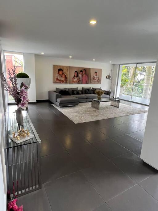 Сasa de vacaciones 4 Bedrooms Mansion In Poblado 10 Minutes To Provenza *