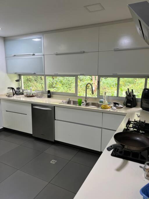 Сasa de vacaciones 4 Bedrooms Mansion In Poblado 10 Minutes To Provenza