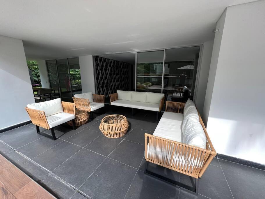 4 Bedrooms Mansion In Poblado 10 Minutes To Provenza Medellín