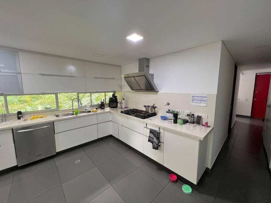 4 Bedrooms Mansion In Poblado 10 Minutes To Provenza Сasa de vacaciones