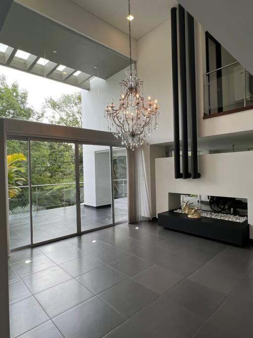 4 Bedrooms Mansion In Poblado 10 Minutes To Provenza *