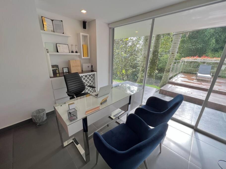 Сasa de vacaciones 4 Bedrooms Mansion In Poblado 10 Minutes To Provenza Medellín