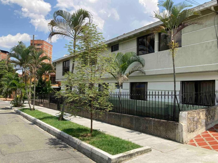 Grande, Moderna, Y Hermosa. Сasa de vacaciones