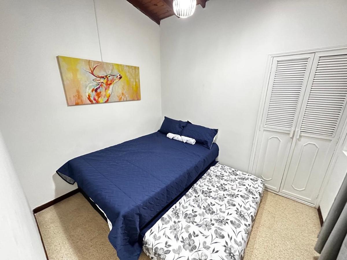 Casa Poblado- Manila. Parqueadero Gratuito! Сasa de vacaciones *