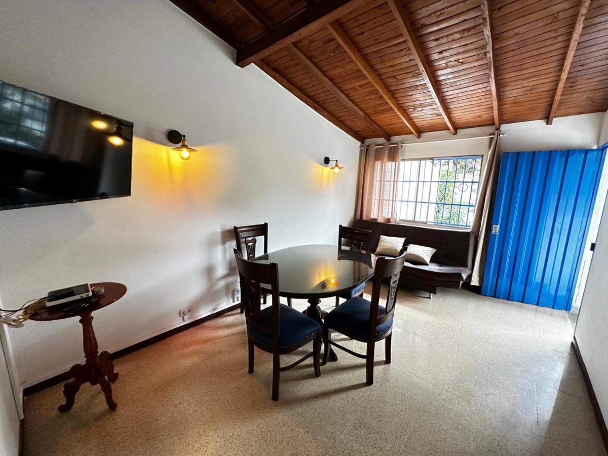 Сasa de vacaciones Casa Poblado- Manila. Parqueadero Gratuito!