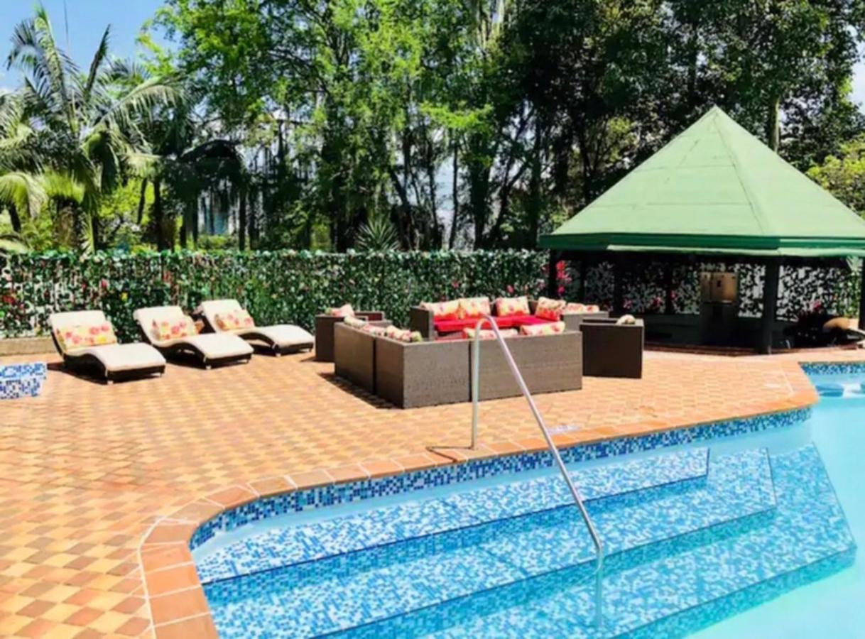 Poblado Tropical 13 Bedroom Mansion Pool Jacuzzi Ac Butler 5 Minutes To Lleras