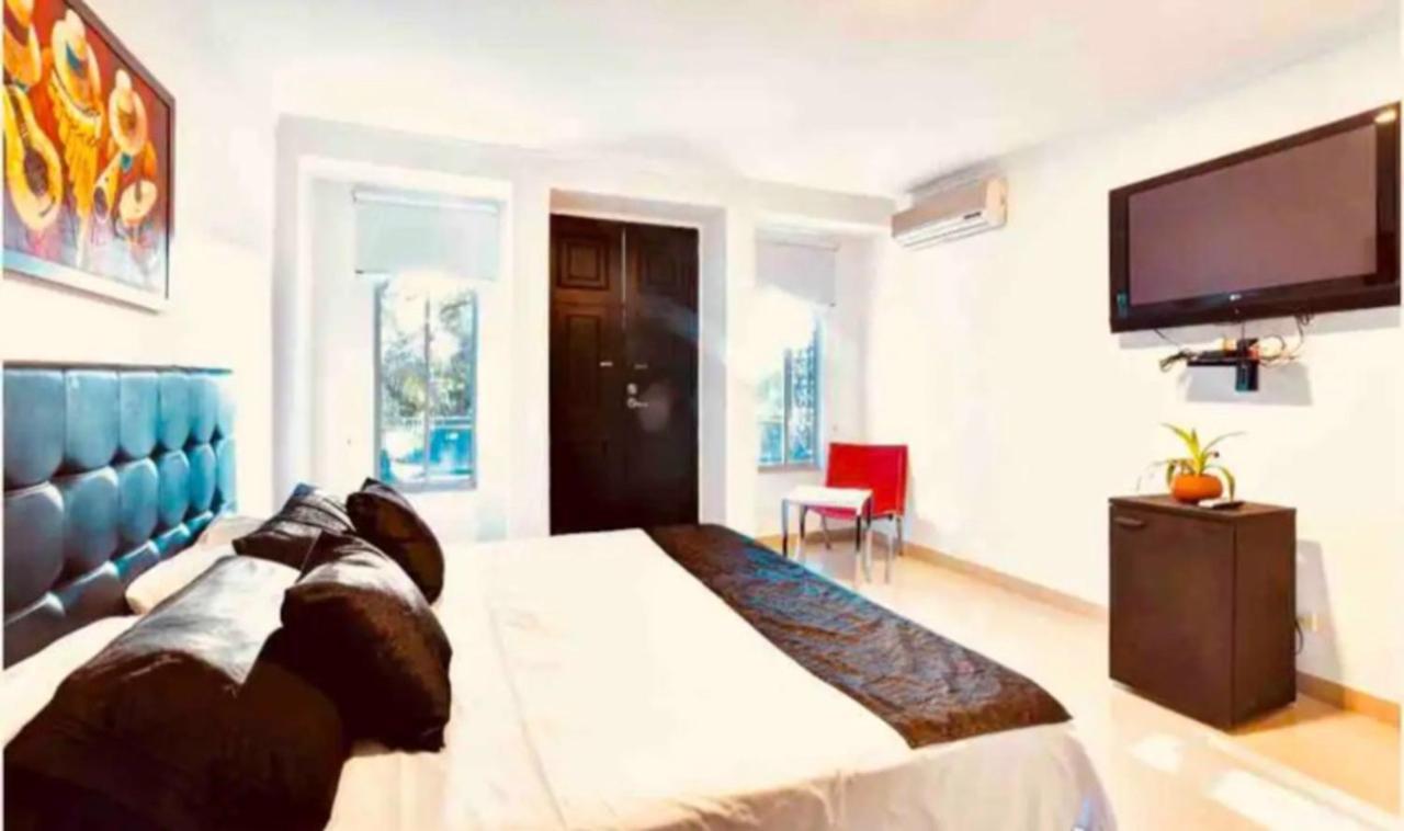 Poblado Tropical 13 Bedroom Mansion Pool Jacuzzi Ac Butler 5 Minutes To Lleras Villa
