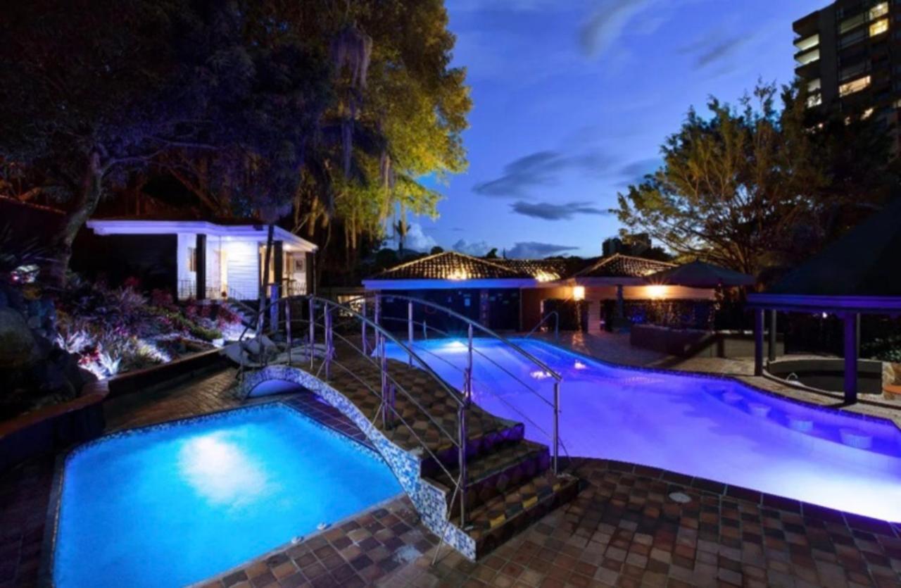 Villa Poblado Tropical 13 Bedroom Mansion Pool Jacuzzi Ac Butler 5 Minutes To Lleras