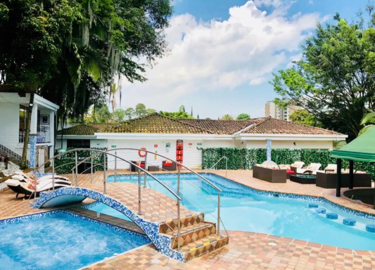 Poblado Tropical 13 Bedroom Mansion Pool Jacuzzi Ac Butler 5 Minutes To Lleras Villa *