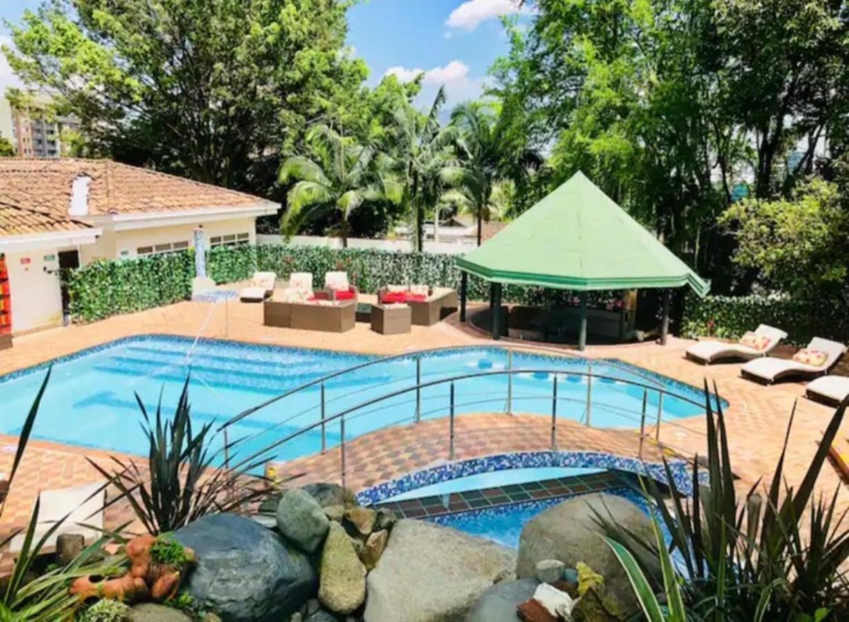 Poblado Tropical 13 Bedroom Mansion Pool Jacuzzi Ac Butler 5 Minutes To Lleras * Medellín
