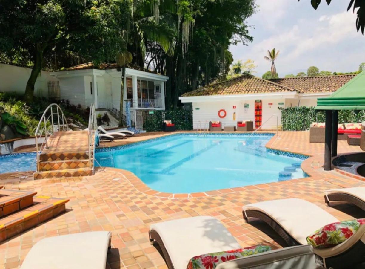 Villa Poblado Tropical 13 Bedroom Mansion Pool Jacuzzi Ac Butler 5 Minutes To Lleras