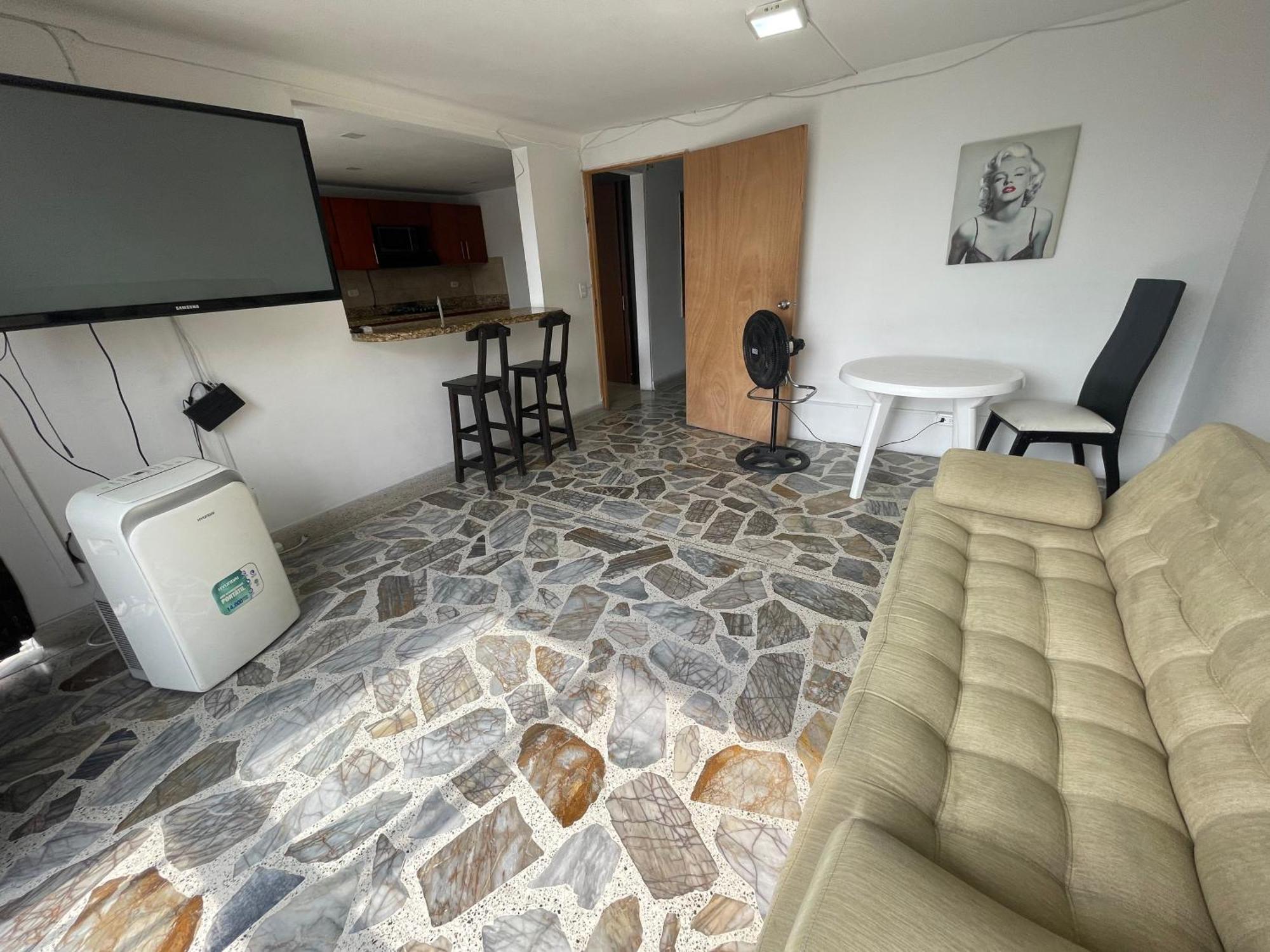 Apartamento Comodo En Laureles, Grande , Centrico , Bien Ubicado Apto303 * Medellín