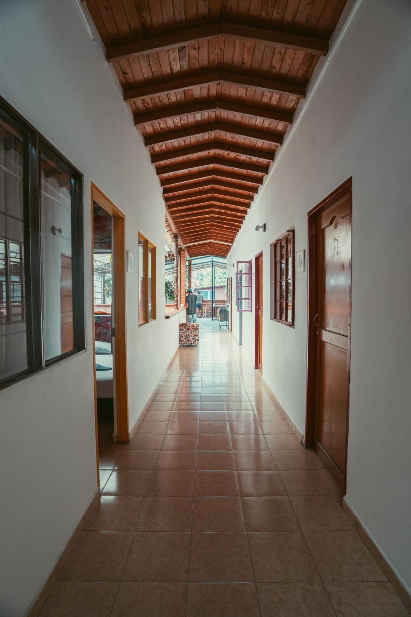 Pura Vida La 70 Pensión *