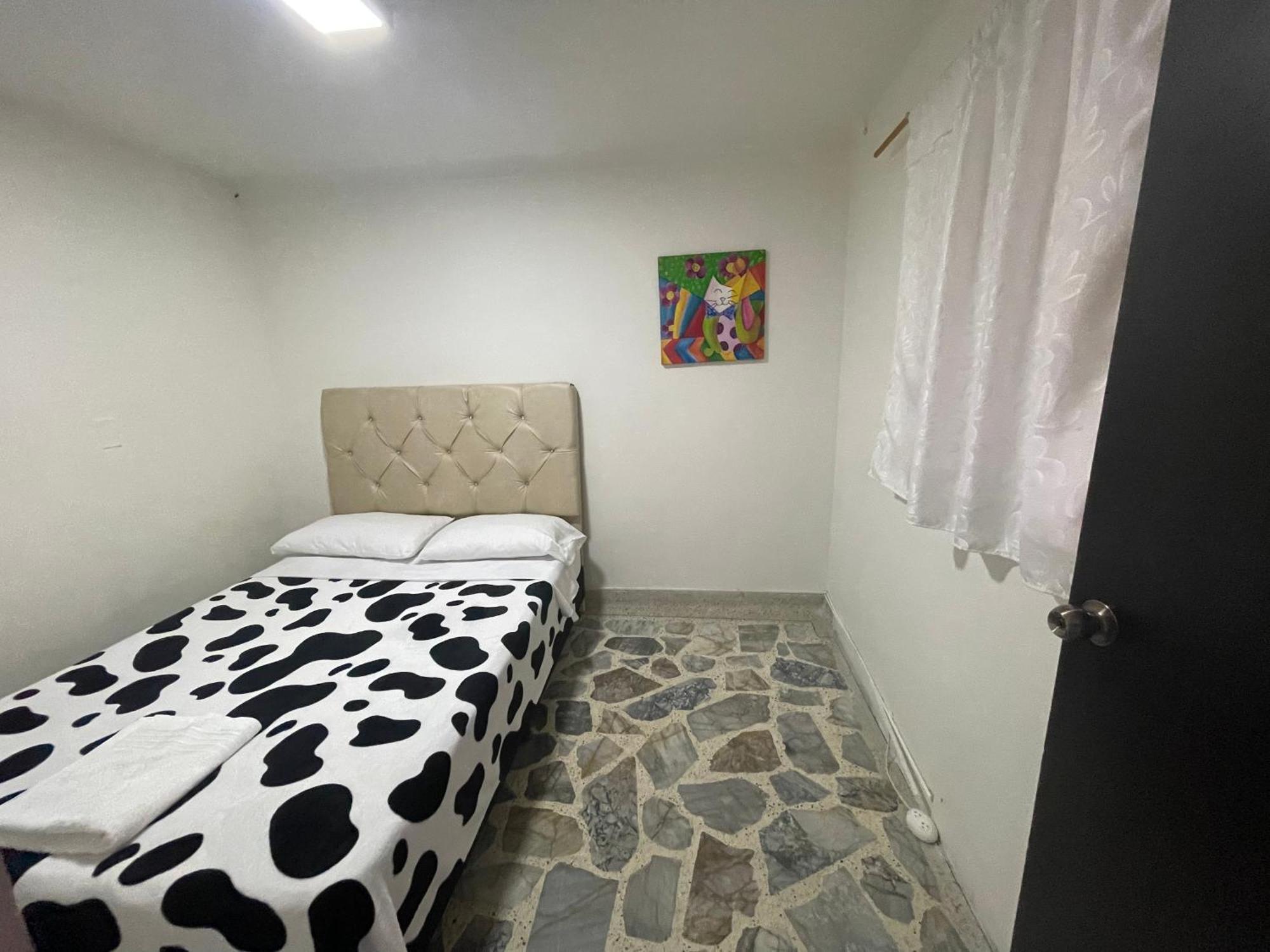 Apartamento Comodo En Laureles, Grande , Centrico , Bien Ubicado Apto303 *