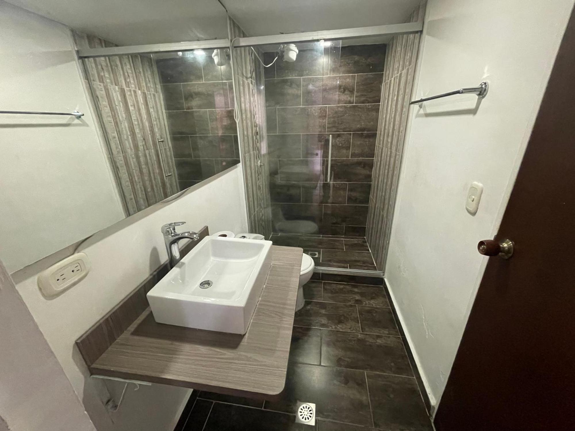 Apartamento Comodo En Laureles, Grande , Centrico , Bien Ubicado Apto303 * Medellín