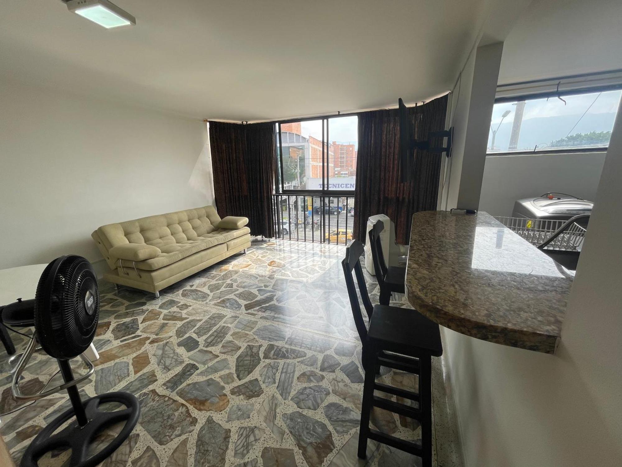 Apartamento Comodo En Laureles, Grande , Centrico , Bien Ubicado Apto303 *