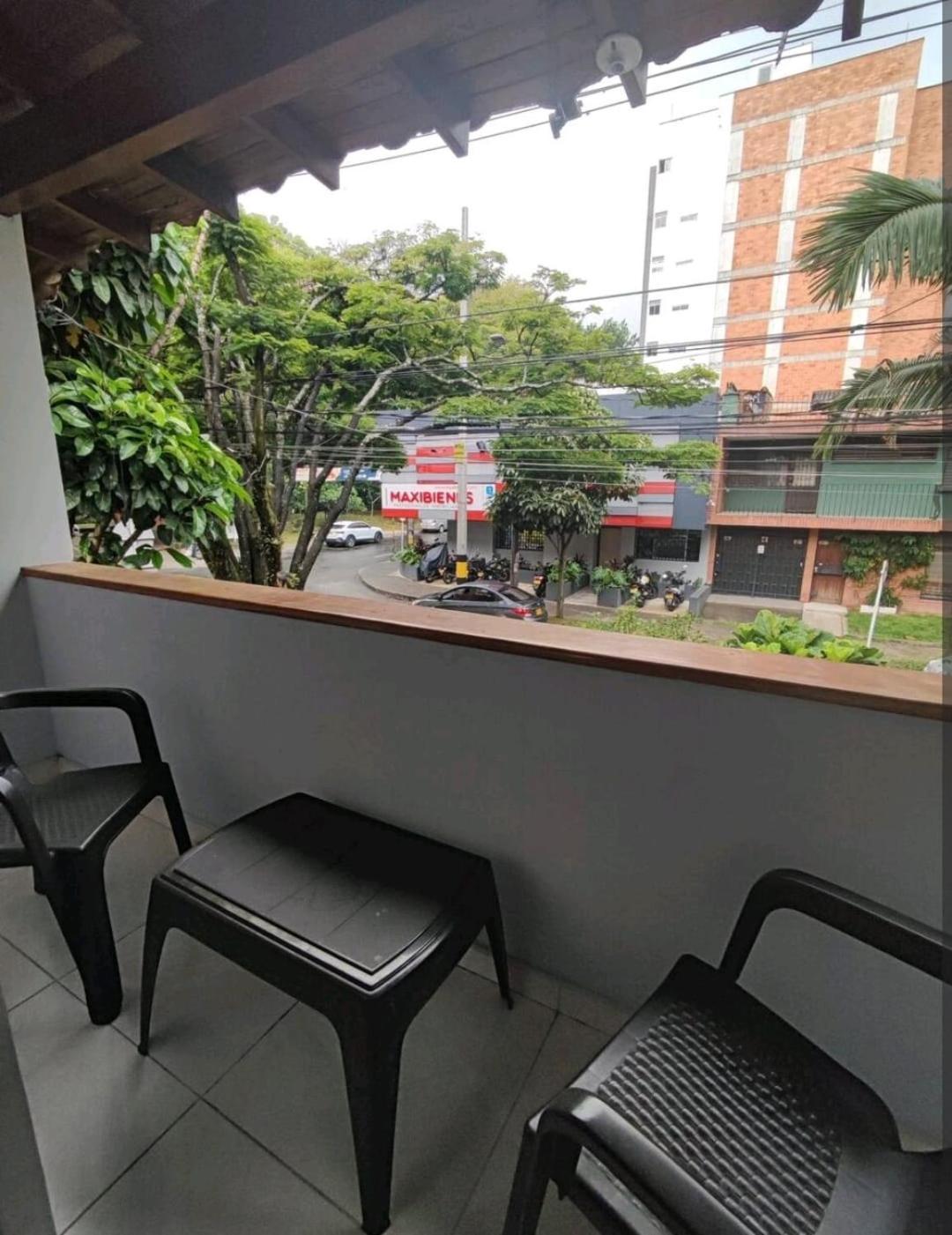 Loft A Media Cuadra De La Estacion Floresta Apartamento Medellín