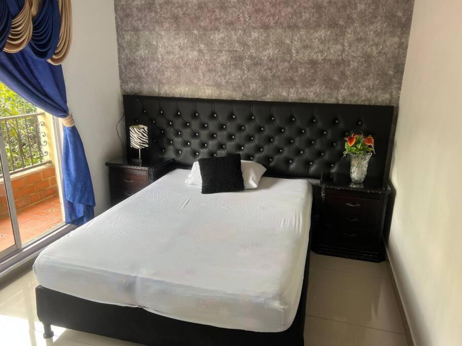 Casa De Lujo Muy Amplia Con Ubicacion Privilegiada * Medellín