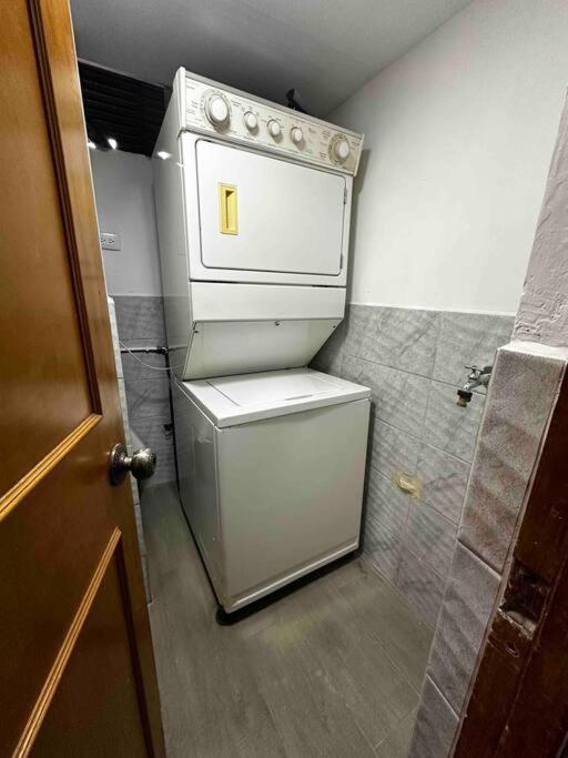 Penthouse W/ Jacuzzi In Lleras Park Apartamento *