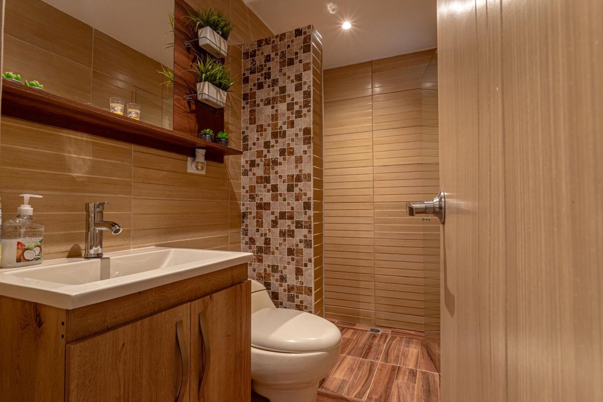 Cozy With A/c In North Medellin. Apartamento *