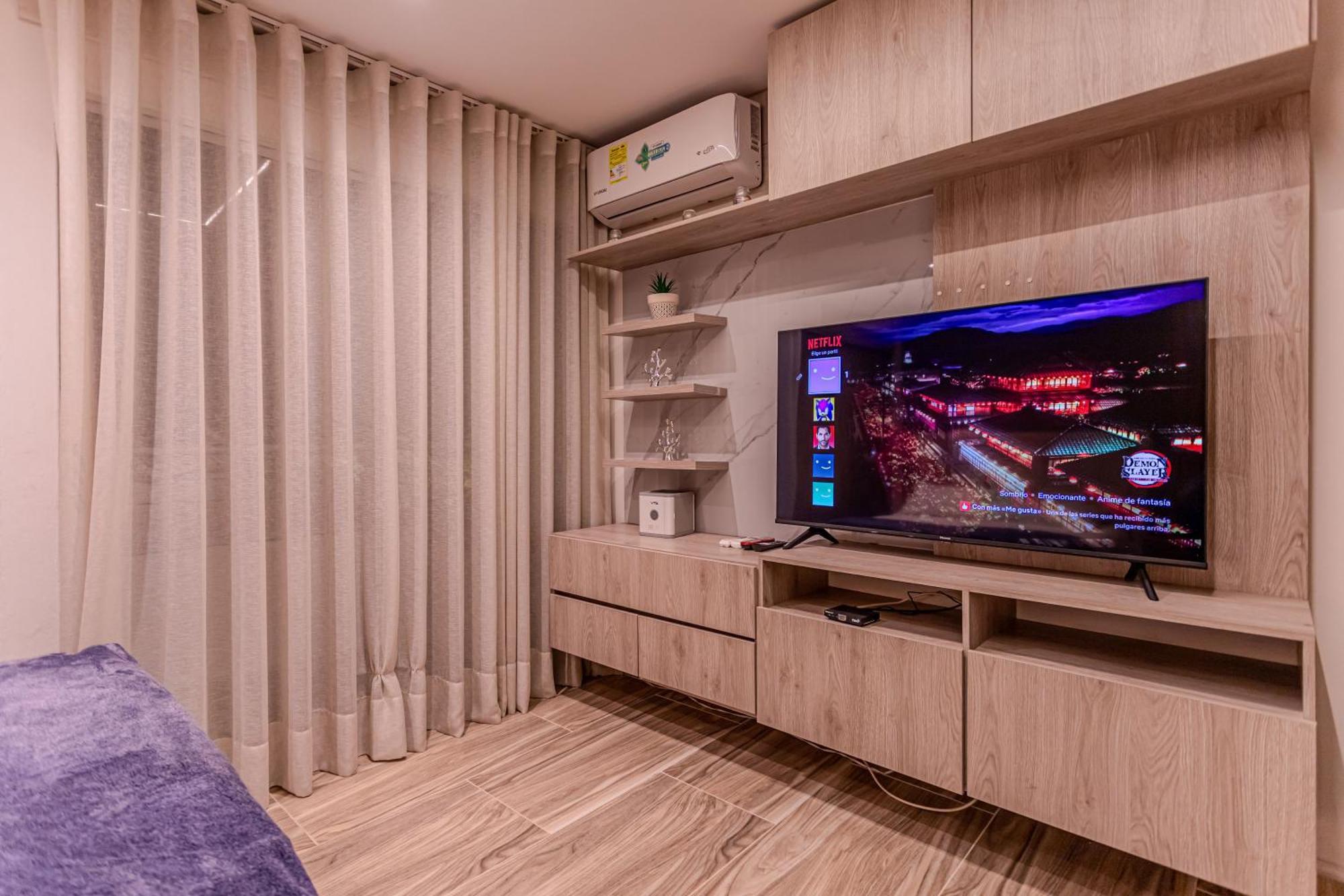 Apartamento Cozy With A/c In North Medellin.