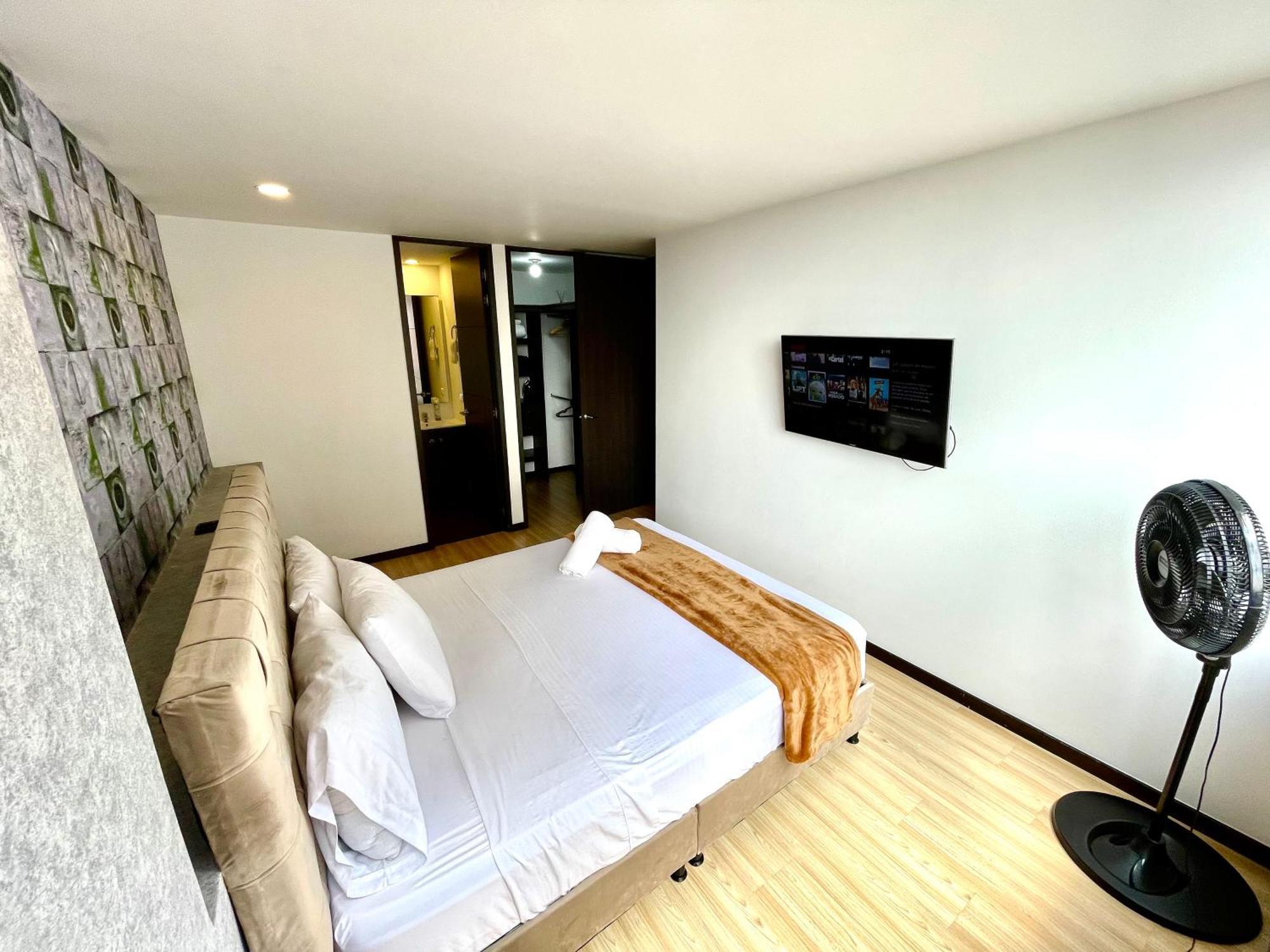 Space, Location & Price! Apartamento
