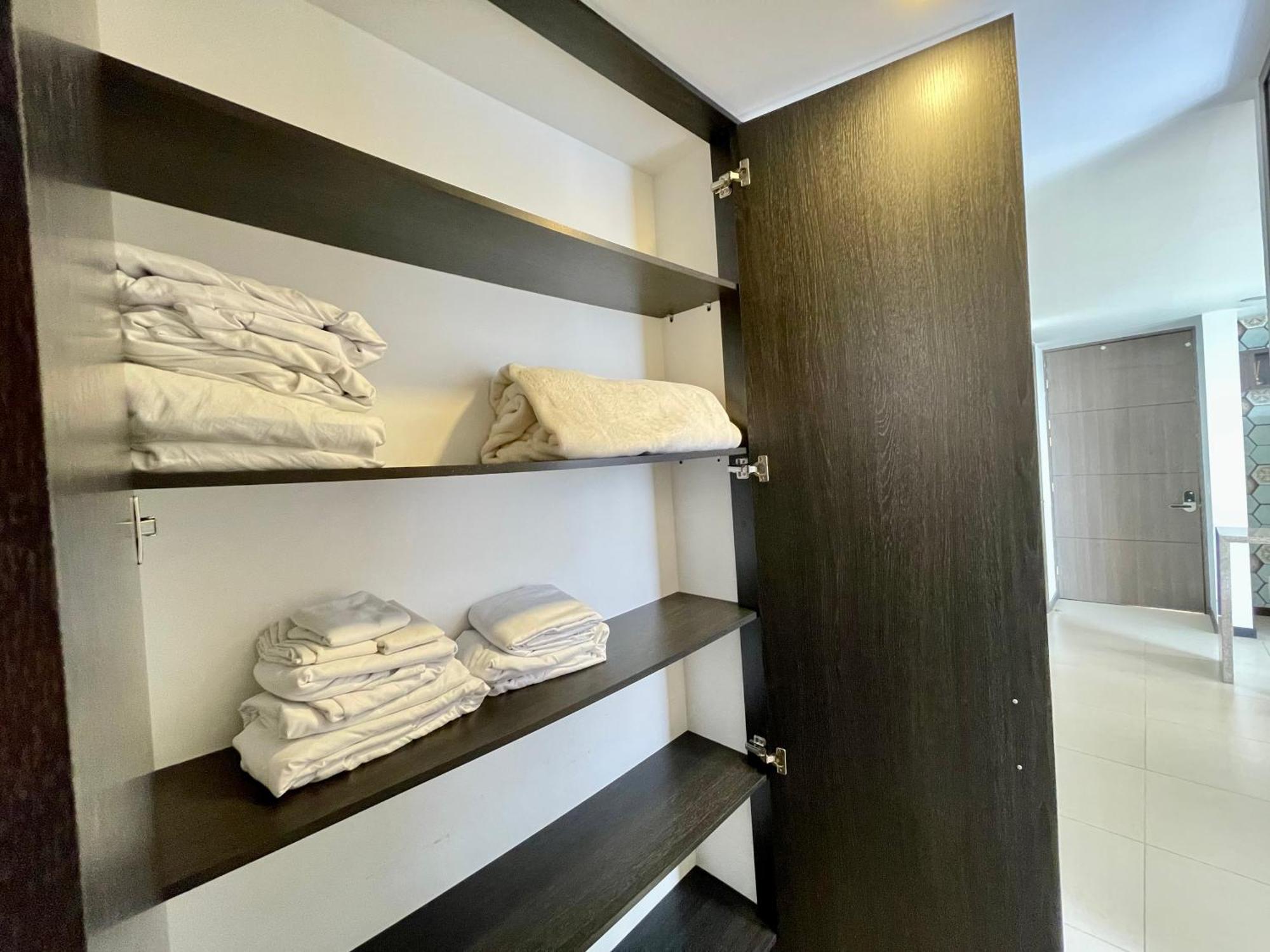 Space, Location & Price! Apartamento