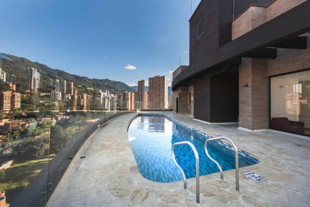 Amazing Brand New In The Best City, *