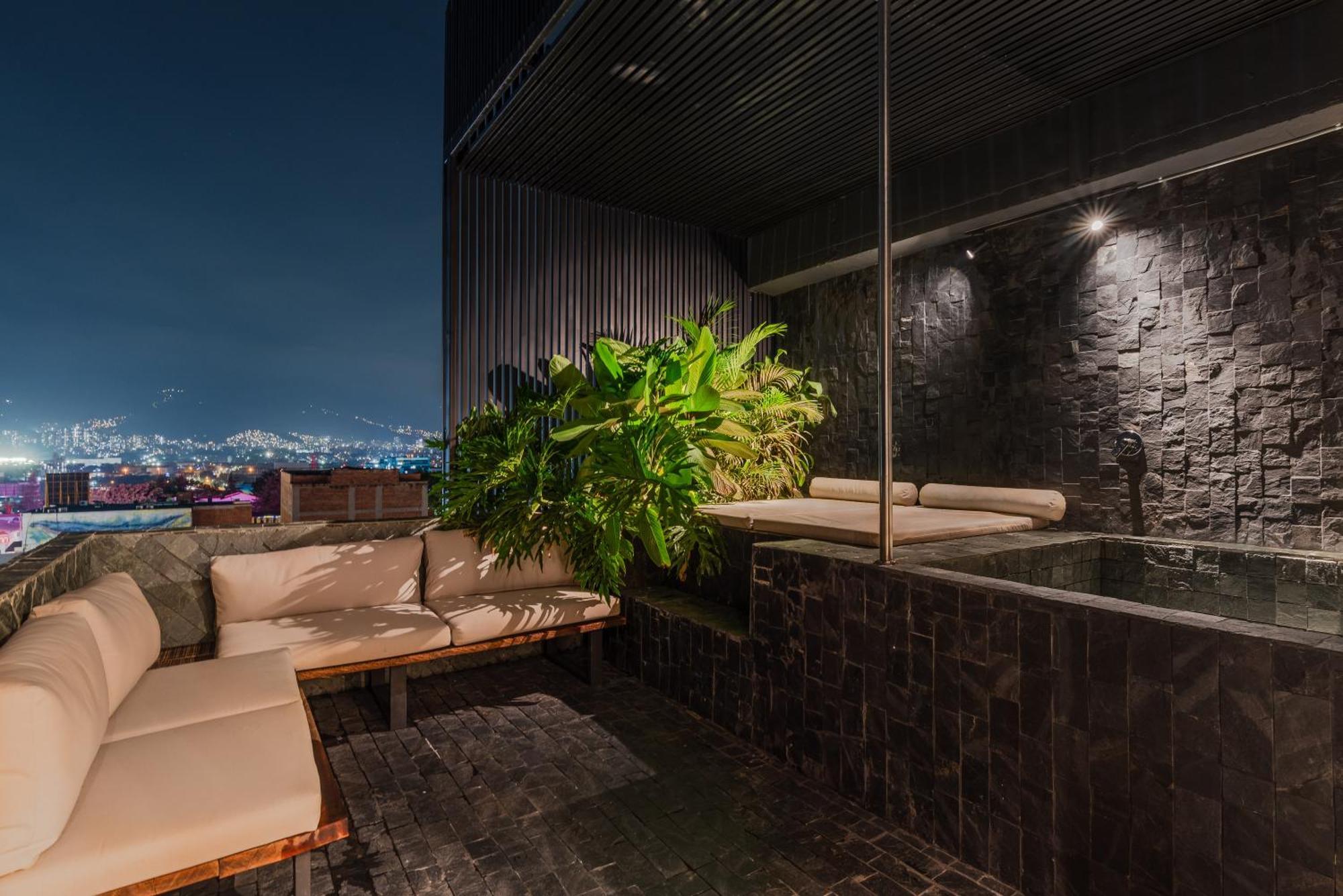Zelva Negra 4* Medellín