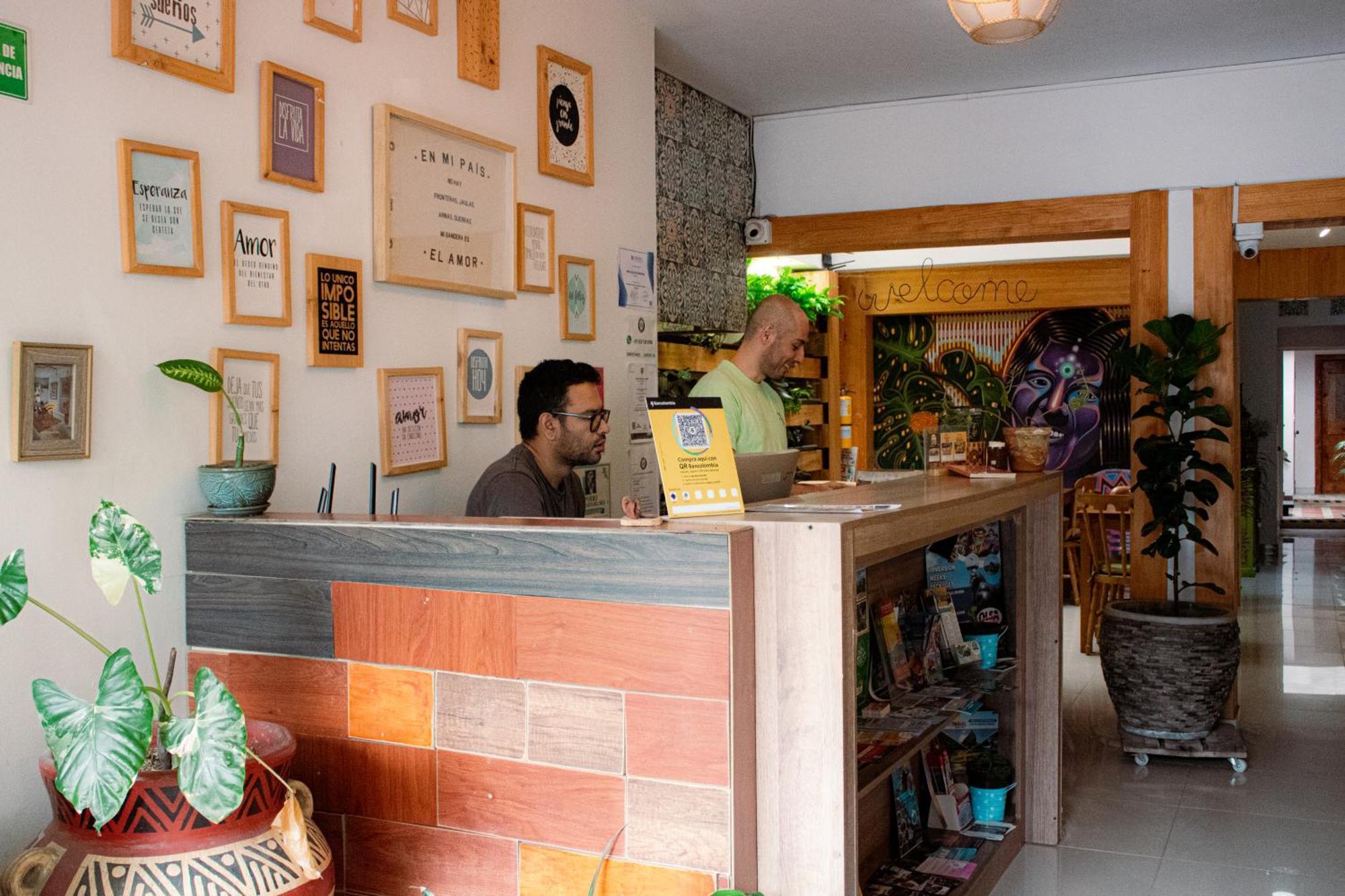 Adn Algo De Nosotros Hostal *