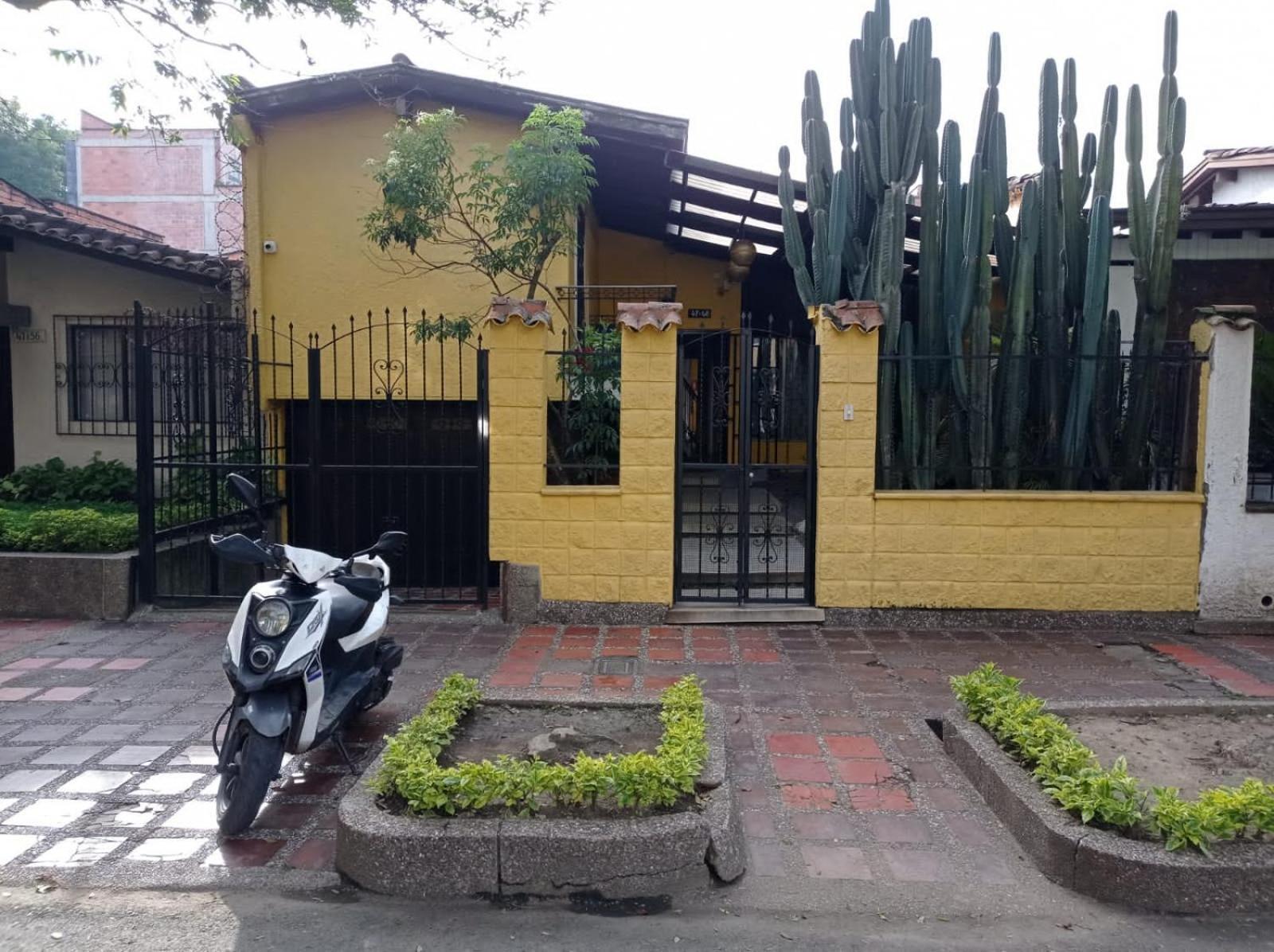 Hostel Yellow House *