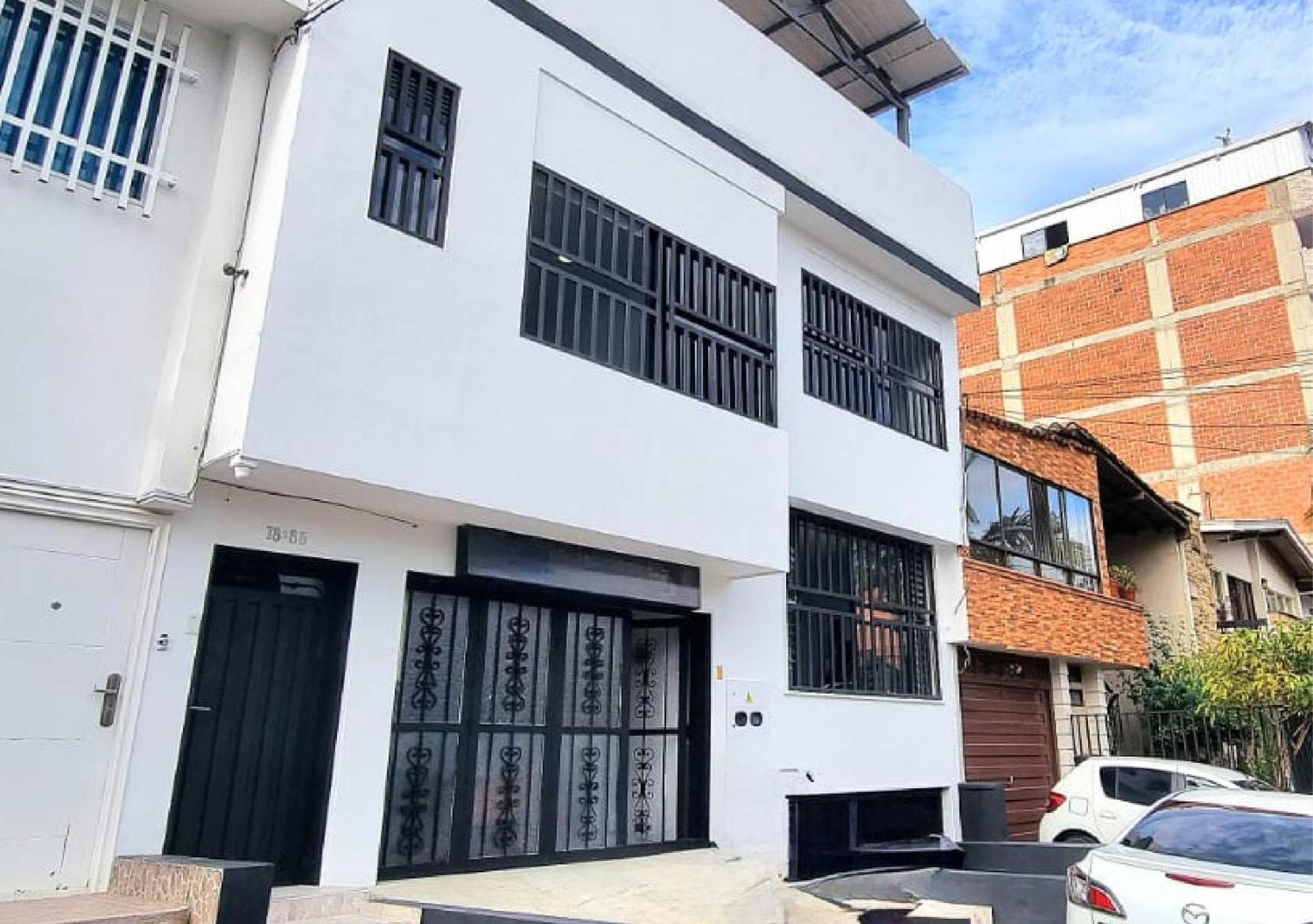 Apartamentos, Colores Del Estadio - Laureles. Apartamento