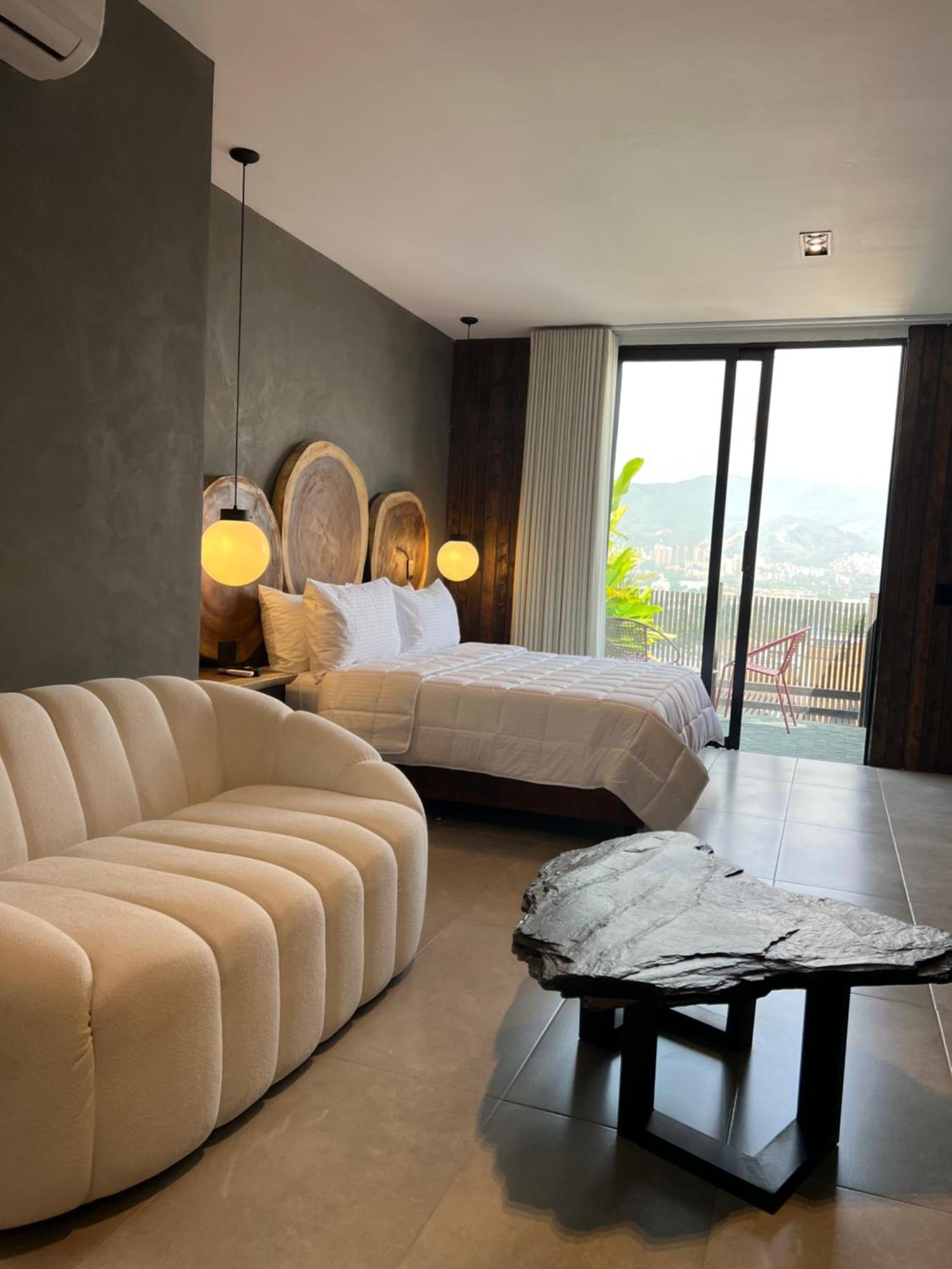 Zelva Negra 4* Medellín