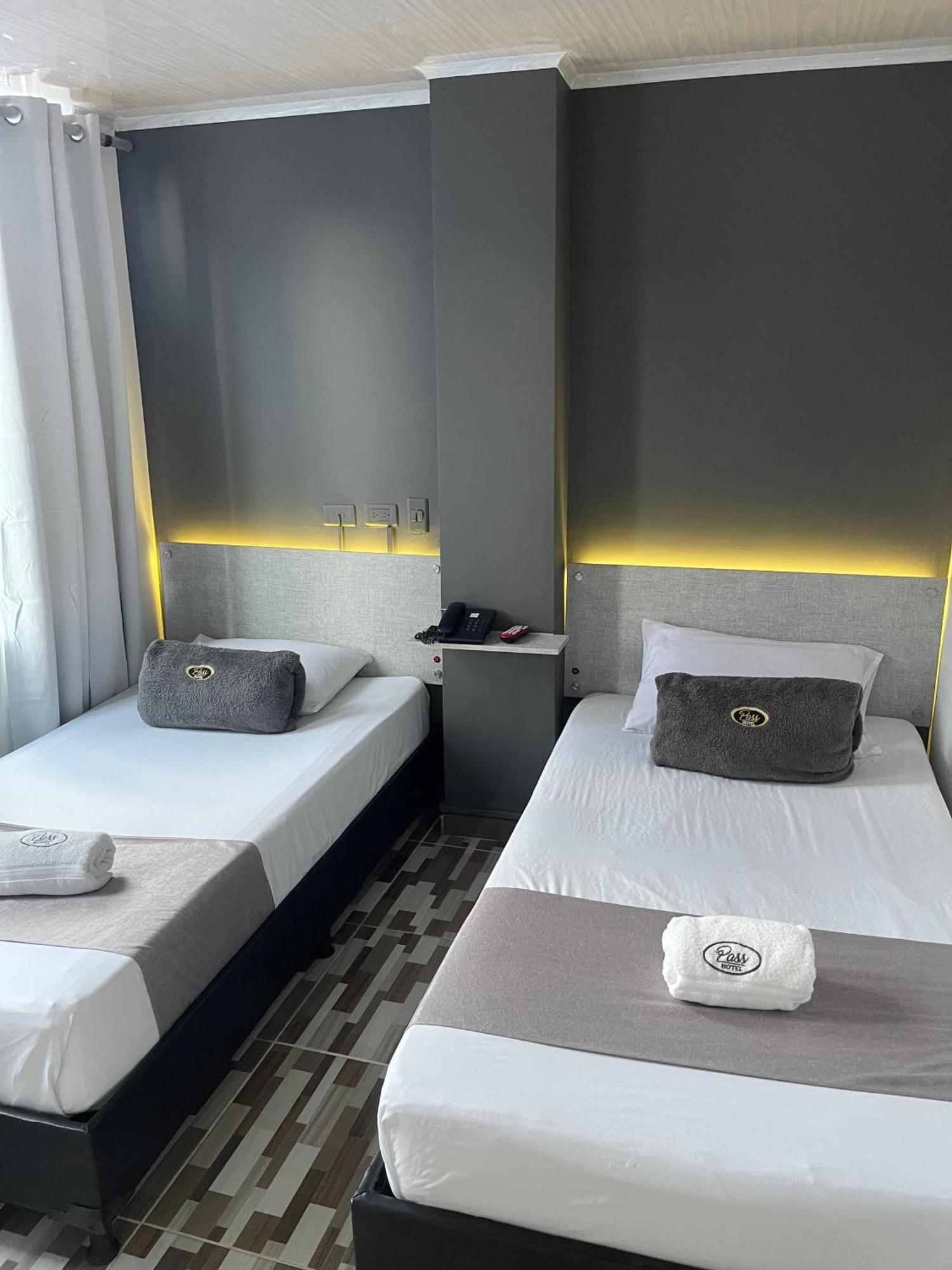 Hotel Pass, Laureles