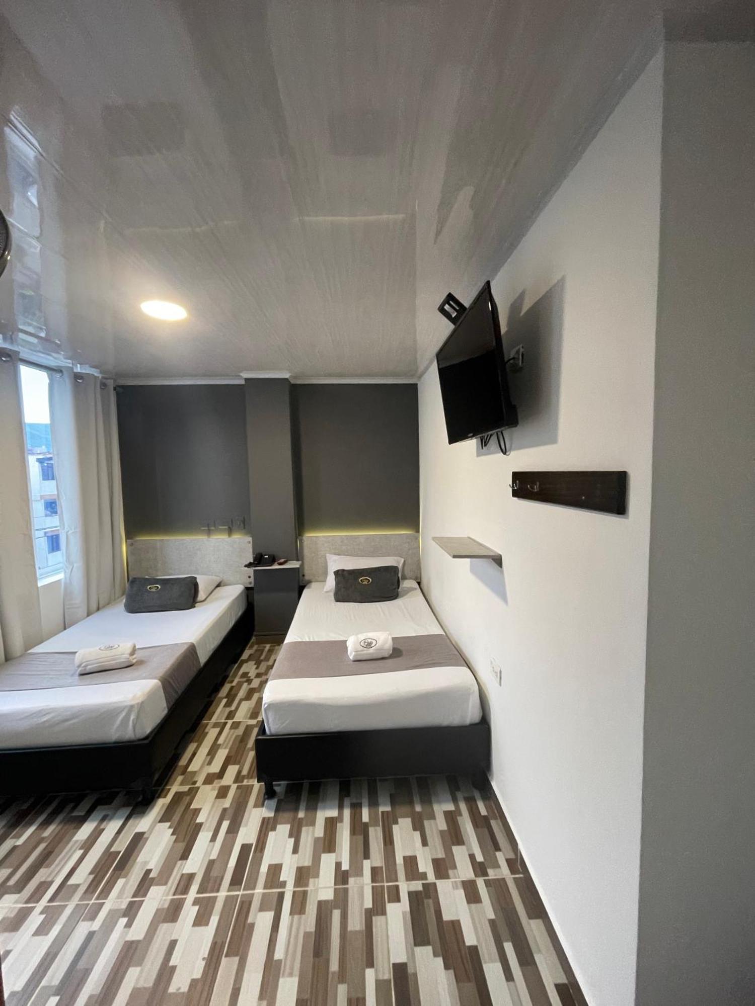 Pass, Laureles Hotel