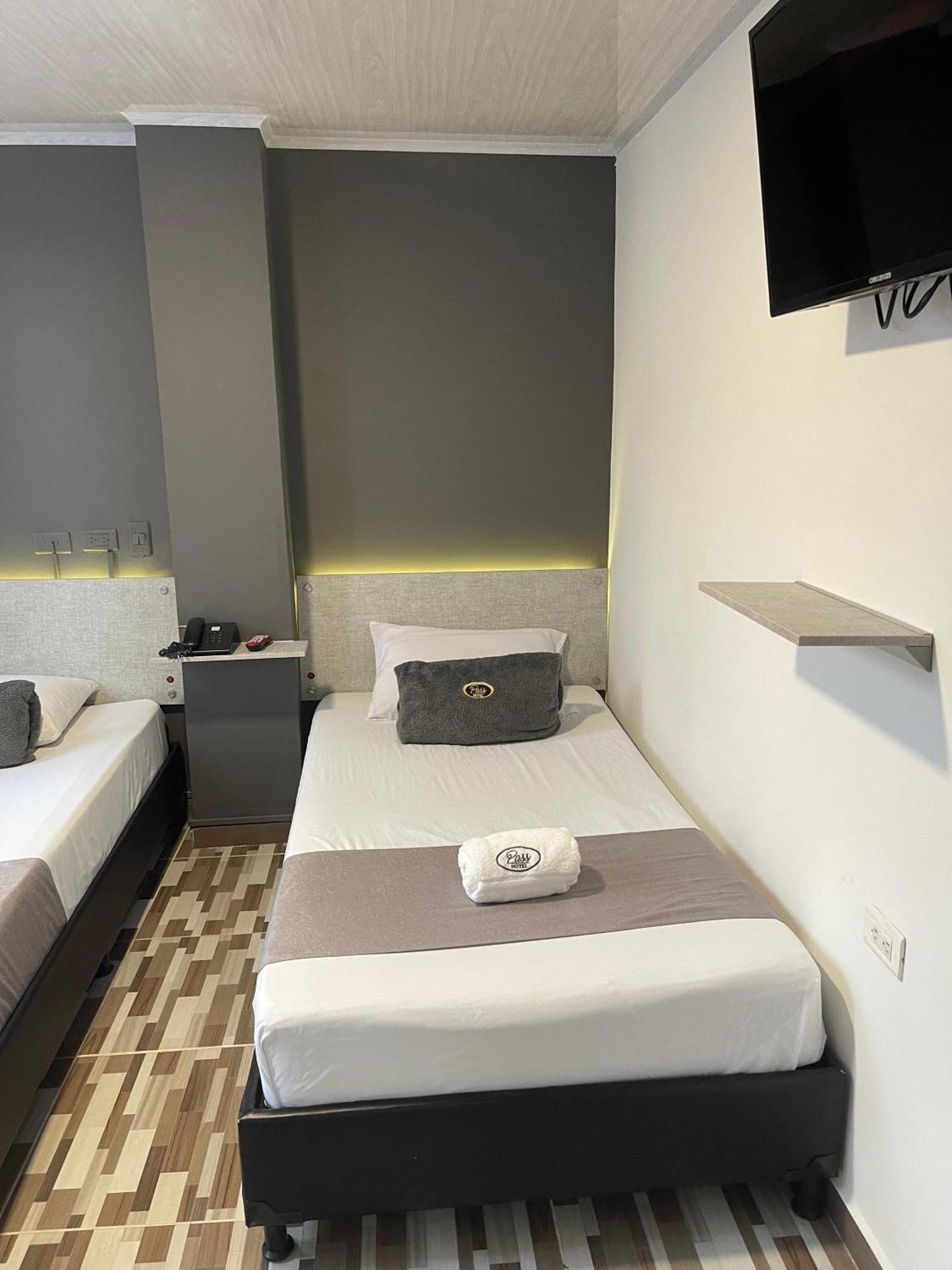 Hotel Pass, Laureles