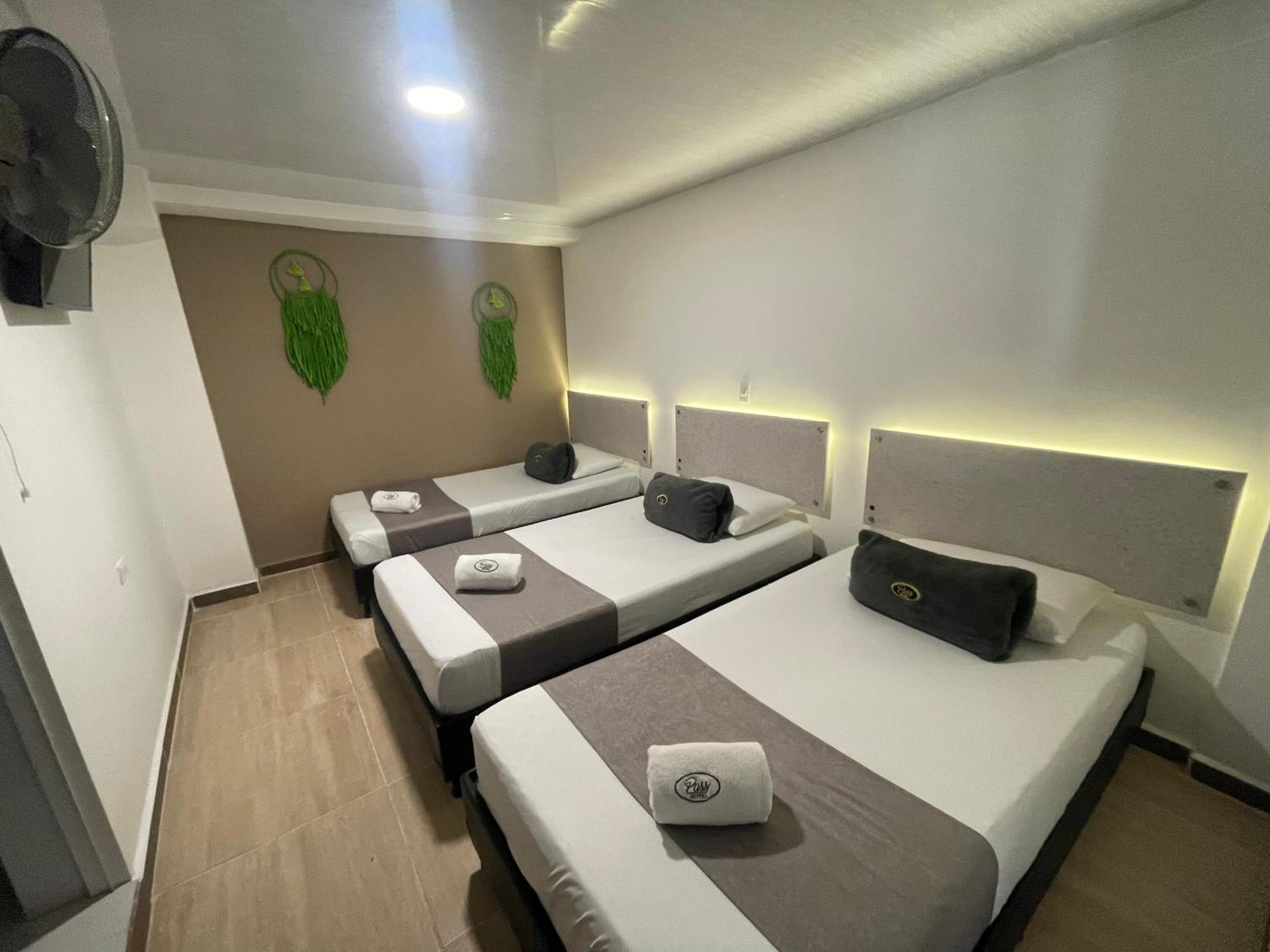 Pass, Laureles Hotel *
