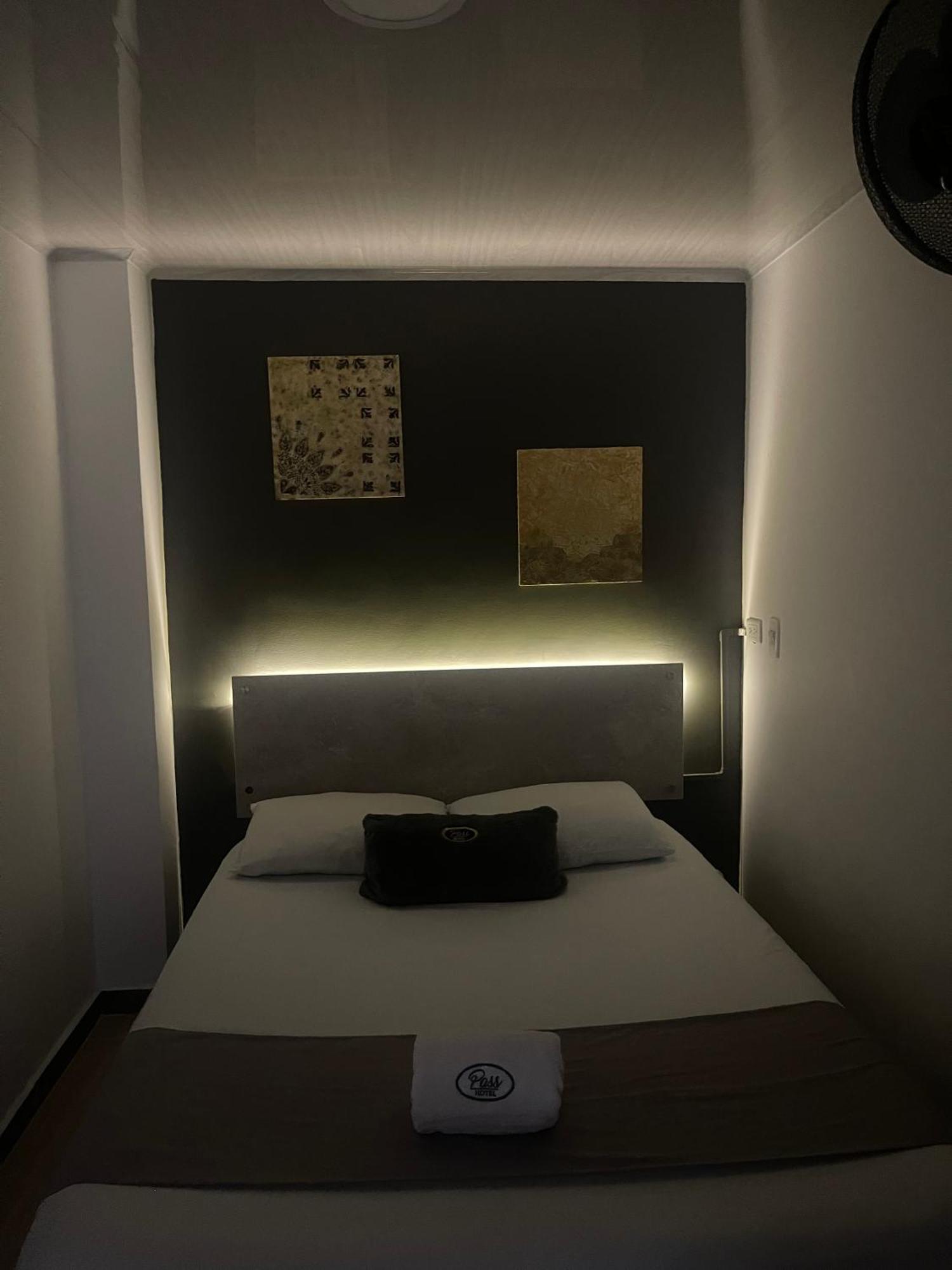 Pass, Laureles Hotel *