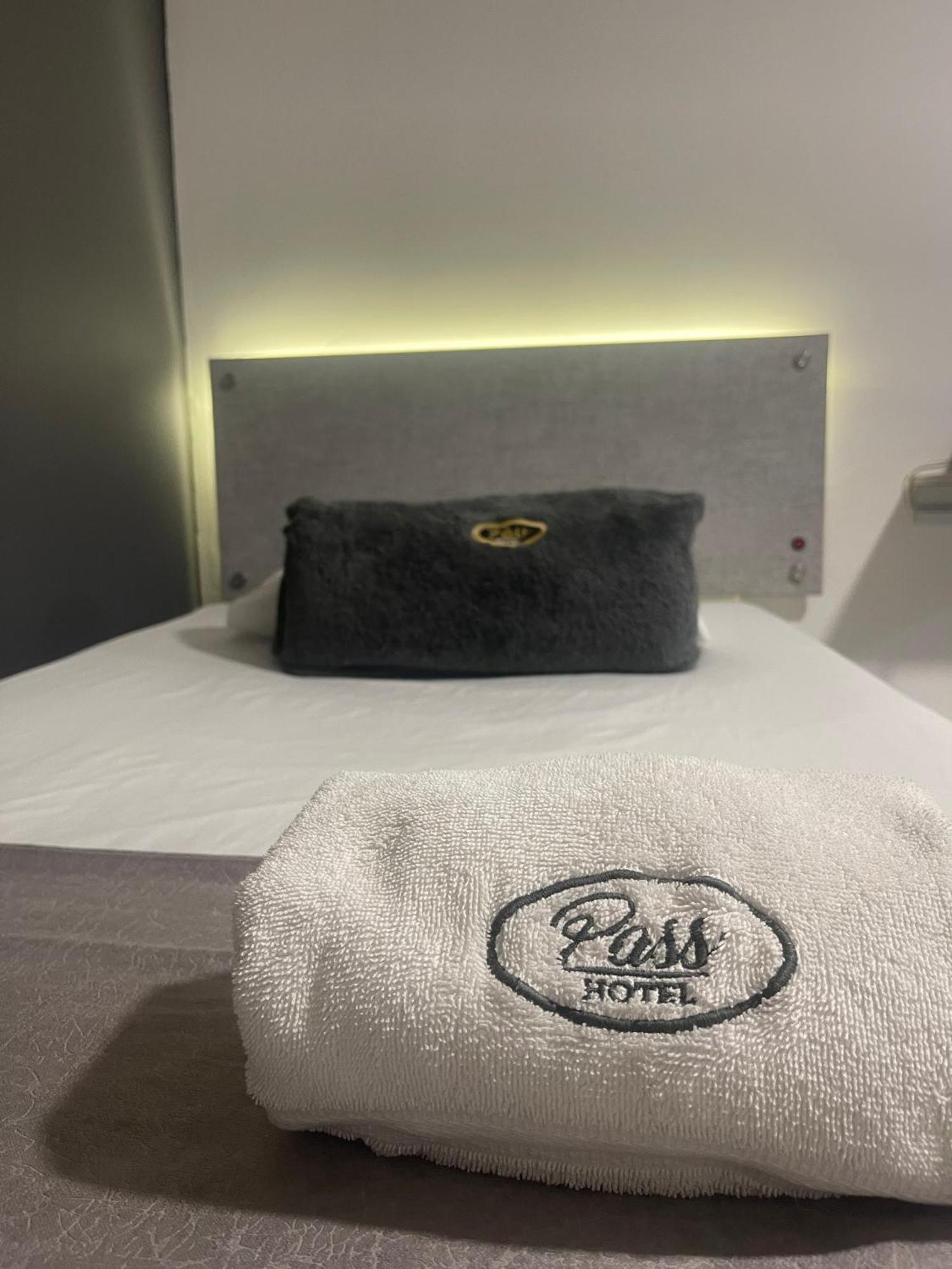Hotel Pass, Laureles