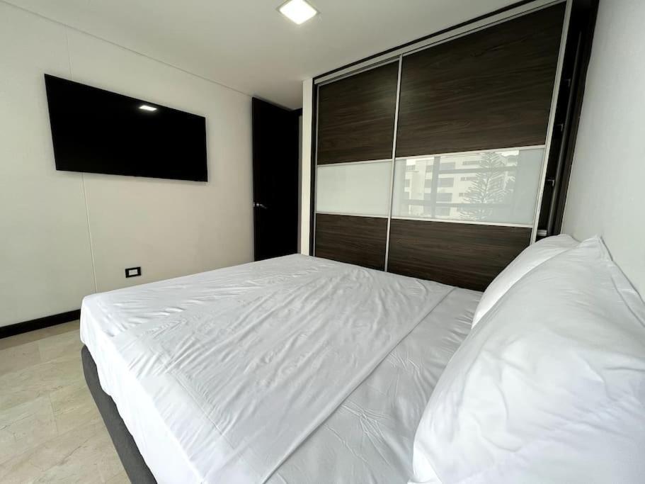 Apartment 701, Beautiful In Heart Of El Poblado + View! *