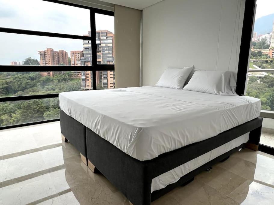 701, Beautiful In Heart Of El Poblado + View! Apartment *