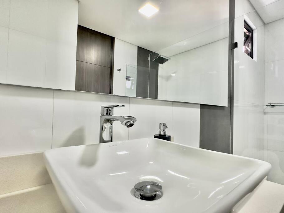 Apartamento 902 Luxury In Heart Of El Poblado!